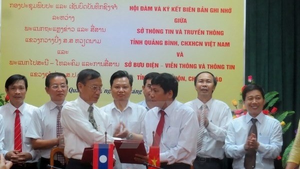 Cérémonie de signature du mémorandum sur le renforcement de la coopération bilatérale dans l’information et la communication, le 22 septembre, dans la province de Quang Binh. Photo: VNA.