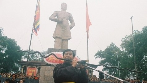 Le maître d’art martial Trinh Nhu Quân jouant de la flûte « au clair de lune de Phôn Xuong » avec la flûte de fer  « Dragon en forme de ver de terre » de plus de 2 m de long et d’un poids de 5 kg. Photo: VNA