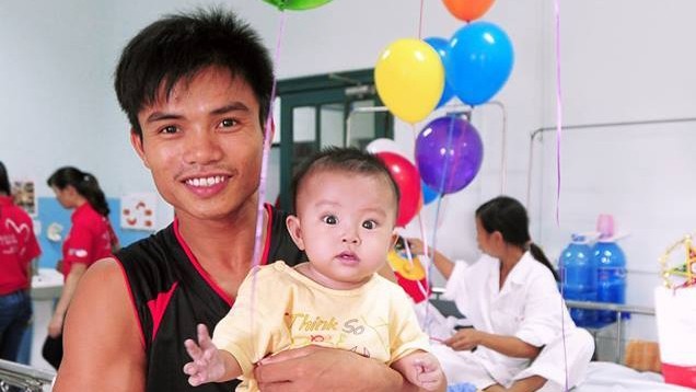 2.700 enfants atteints de cardiopathie ont été opérés gratuitement ces sept dernières années. Photo: traitimchoem.vtv.vn.