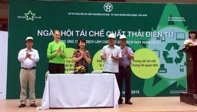 Cérémonie de signature entre le Service des ressources naturelles et de l'environnement de Hanoi et les responsables des arrondissements et des quartiers de Hanoi. Photo: NDEL.