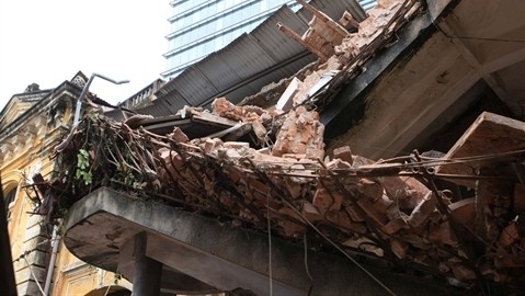Une ancienne villa française dans la rue Trân Hung Dao (à Hanoi) s’est effondrée le 22 septembre faisant 2 morts, et 6 blessés. Photo: VNA.