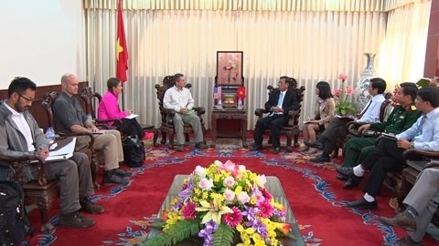 Séance de travail entre les autorités de Quang Tri et la délégation américaine. Photo: NDEL. 