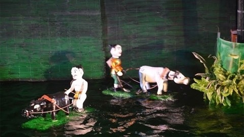 Une pièce de marionnettes sur l’eau interprétée au Théâtre de Hôi An. Photo: QDND.
