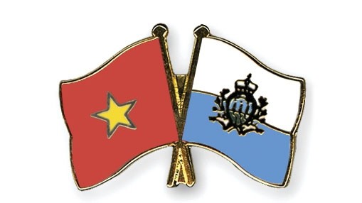Les drapeaux du Vietnam et de Saint-Marin.