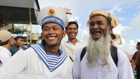 La joie de Lô Lam Sinh de retrouver son père.