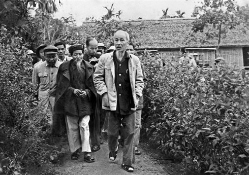 Le Président Hô Chi Minh visite sa maison natale à Kim Liên, district de Nam Dàn, province de Nghê An, en décembre 1961.  Photo : Archives/VNA/CVN