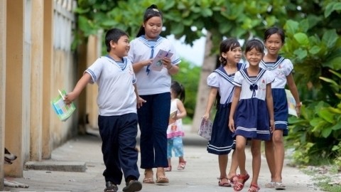 Des enfants joyeux sur le chemin de l’école à Truong sa.