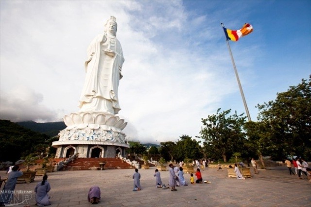 Cette statue de la déesse Quan Yin aussi haute qu'un immeuble de 30 étages est considérée comme la plus grande au Vietnam.