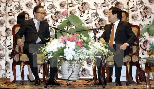 Le Président vietnamien, Truong Tân Sang (à droite), reçoit l’ancien Président de la R. de Corée, Lee Myung-bak. Photo: VNA.