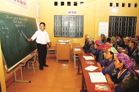 Un cours d’alphabétisation dans le district de Mù Cang Chai, province de Yên Bai (Nord). Photo  Trung Kiên/VNA/CVN.