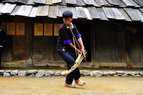 L’interprétation de «khèn» (cor en bambou) de l’ethnie H’mông. Photo: Daibieunhandan.