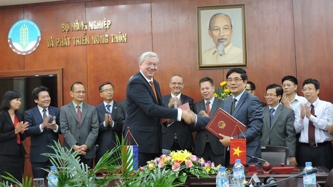 Le ministre vietnamien de l’Agriculture et du Développement rural, Cao Duc Phat (à gauche), et le vice-ministre néerlandais de l’Agriculture, Hans Hoogeveen, lors de la signature de coopération. Photo: VNA.