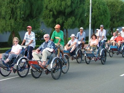 Des touristes étrangers à Hanoi. Photo: VNA.