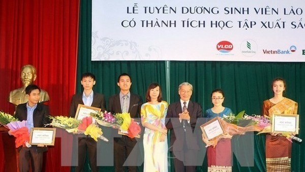 D'excellents étudiants laotiens récompensés. Photo: VNA.