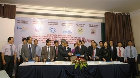 Cérémonie de signature de l’accord de coopération sur le programme du tourisme ferroviaire, le 9 novembre, à Hô Chi Minh-Ville. Photo: VNA.