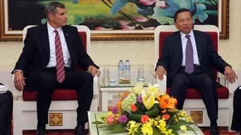 Le vice-ministre vietnamien de la Sécurité publique, Tô Lâm (à droite), s'entretient avec Michael Linnington, directeur de l’Agence américaine chargée des prisonniers et des portés disparus. Photo: CAND.