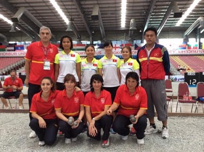 L'équipe vietnamienne de pétanque et celle d'Espagne lors des 15es Championnats du monde de pétanque féminine. Photo: sggp.org.vn.
