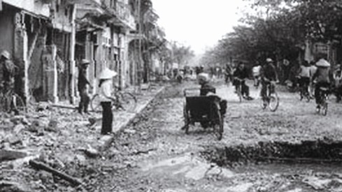 La rue Khâm Thiên, dévastée par un tapis de bombes en décembre 1972. Photo: CTV/CVN
