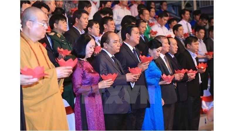 Le vice-premier ministre Nguyên Xuân Phuc (1er plan, 3e, à gauche), rend hommage aux victimes des accidents de la route le 15 novembre, à Hanoi. Photo: VNA.