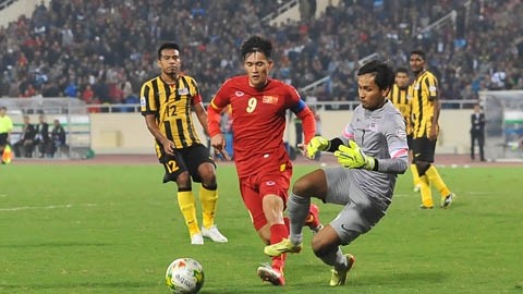 Le joueur Lê Công Vinh sous le maillot rouge national en 2015. Photo: Phan Linh/NDEL.