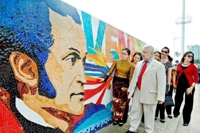 L'ambassadeur du Venezuela au Vietnam, Jorge Rondon Uzcategui (veste blanche), en admiration le portait du héros Simon Bolivar sur le chemin en céramique de Hanoi. Photo: NDEL.