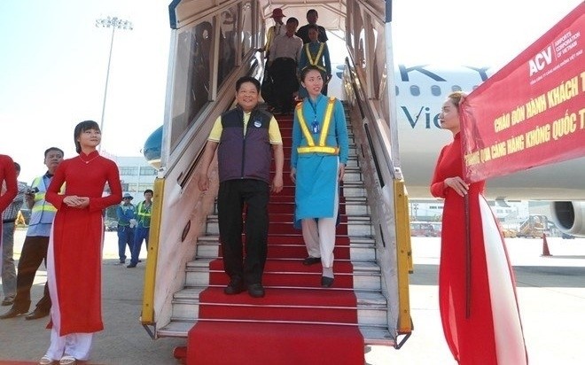 Le Taïwanais Chen Chen Ho (T-shirt jaune) devient le 25 millionième passager de l'Aéroport de Tân Son Nhât. Photo: laodong.com.
