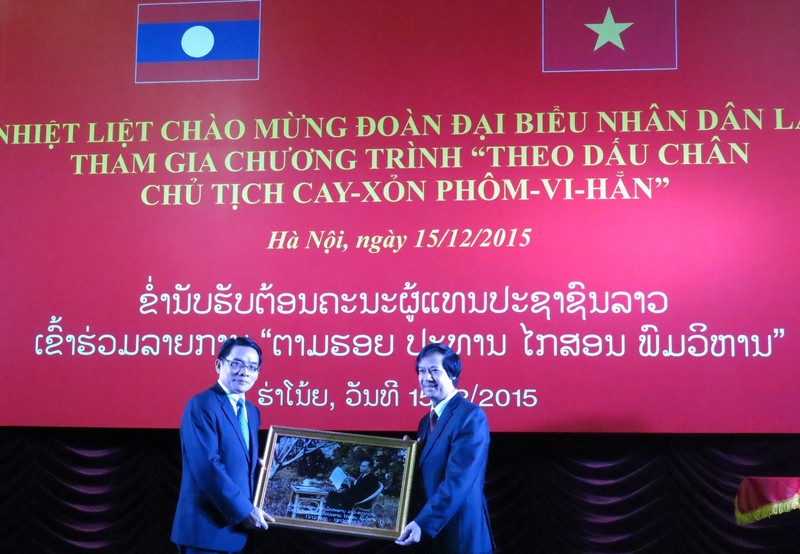 Vilayvong Bouddakham (à gauche), premier secrétaire du Comité central de l'Union de la Jeunesse populaire révolutionnaire du Laos, et Nguyên Kim Son, recteur adjoint de l’Université nationale de Hanoi. Photo: LG/NDEL.