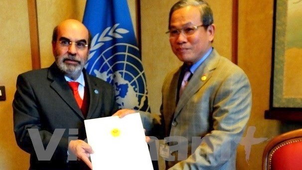 L'ambassadeur vietnamien en Italie, Cao Chinh Thiên (à droite), et le directeur général de la FAO, José Graziano Da Silva. Photo: VNA.