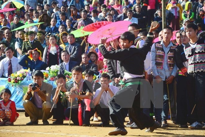 Le jeu folklorique des H'mong lors de la fête. Photo: VNA.