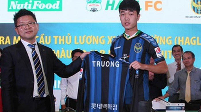 Luong Xuân Truong (à droite) et le représentant d'Incheon United à la cérémonie de signature du contrat. Photo: VNA.