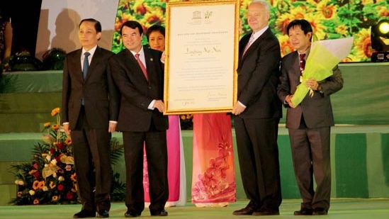 Le représentant de l’UNESCO au Vietnam remet la décision de reconnaissance de Lang Biang en tant que Réserve mondiale de biosphère. Photo: SGGP.