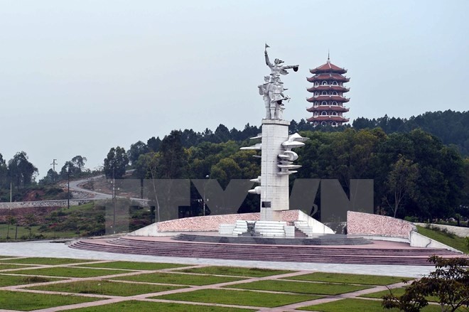 Statue monumentale de la victoire au carrefour de Dông Lôc. Photo: VNA.