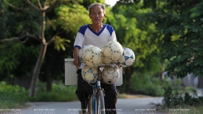 Chaque jour, à 14h30, Duong Khac Kiêm vient en vélo au terrain de sport du village. Photo: VNP.