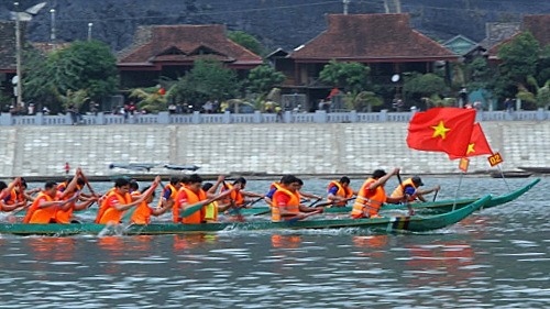 La Course de bateaux - martinets 2016 de Muong Lay. Photo: VNA.