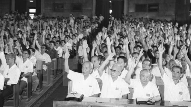 Le 2 juillet 1976, lors de la première session de l'AN de la 6e législature, les députés ont adopté une résolution sur le nom du pays, le drapeau national, l’emblème national, l’hymne national, la capitale. Photo: VNA.