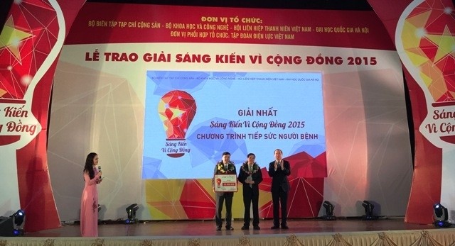 Nguyên Thiên Nhân, Président du Comité central du Front de la Patrie du Vietnam, remet les prix aux gagnants. Photo: NDEL.