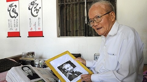 À 85 ans, M. Thân décortique encore toutes les archives sur l’Oncle Hô afin de trouver la perle rare. Photo: NDEL.