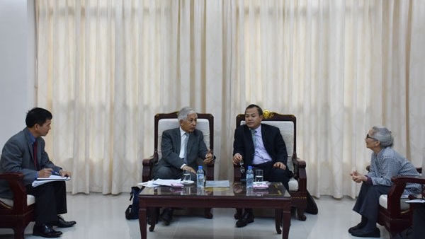 Le vice-ministre des AE, Vu Hông Nam (à droite) et le professeur de physique Trân Thanh Vân. Photo: quehuongonline.vn.