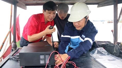 L'équipement permet aux pêcheurs de recevoir des informations pratiques sur la météo, notamment des alertes, et de bénéficier d’un moyen de communication fiable au large. Photo: Nguyên Thanh/VNA/CVN.