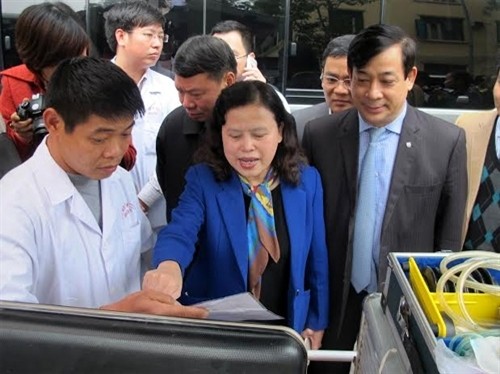 La vice-ministre de la Santé inspecte la disposition des services des soins de santé des délégués du Congrès. Photo: qdnd.vn.