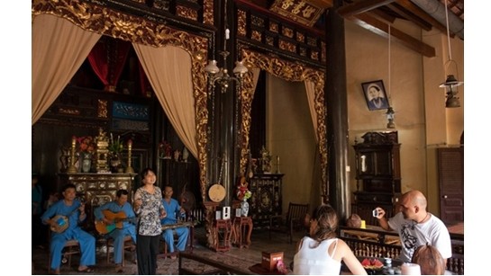 Des touristes apprécient le "don ca tài tu" dans l'ancienne maison de Cai Cuong, commune de Binh Hoa Phuoc, district de Long Hô, province de Vinh Long. Photo: CVN.