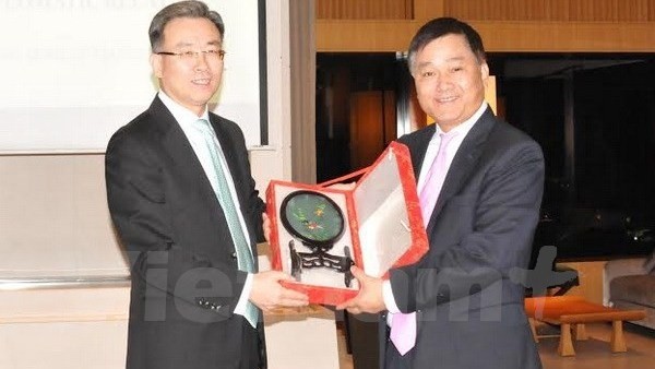 L’envoyé spécial du Ministère chinois des Affaires étrangères à Hongkong, Song Zhe (à gauche), remet un cadeau au consul général vietnamien, Hoàng Chi Trung. Photo: VNA.