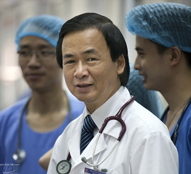 Le Prof.-Docteur et Enseignant du Peuple Nguyên Lân Viêt, sommité médicale dans le domaine des maladies cardiovasculaires, échange des expériences avec des jeunes médecins et infirmières.