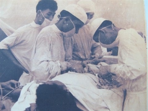 Le médecin du peuple Nguyên Sanh Dân (droite) en pleine intervention chirurgicale à l’hôpital K71.B pendant la 2e guerre au Vietnam.    Photo : Baotintuc/CVN