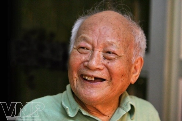 À l'âge de 90 ans, l’écrivain Tô Hoài est toujours aussi actif et enjoué.