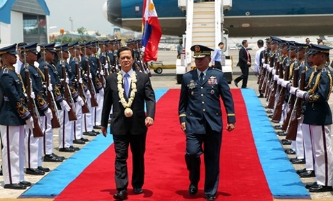 Le Premier Ministre Nguyên Tân Dung (gauche) est accueilli solennellement à l’aéroport militaire de Villamor, le 21 mai à Manille.  Photo : Duc Tam/VNA/CVN