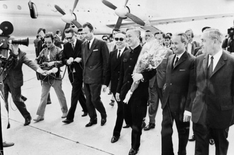 e 3 juin 1968, à l'aéroport de Paris Brétigny (France), un grand nombre de politiciens et de Vietnamiens d'outre-mer accueillent Lê Duc Tho, conseiller spécial auprès de la délégation du gouvernement vietnamien à la Conférence de Paris. Photo: VNA