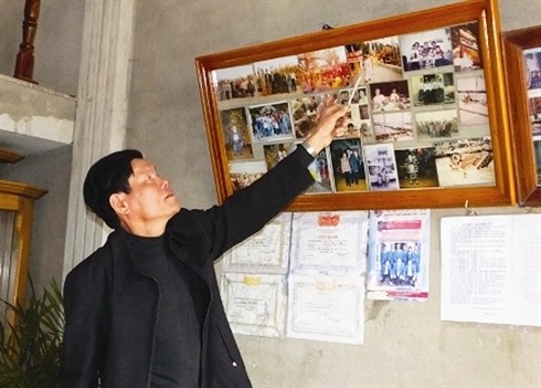Luong Viêt Loi montre des photos de son aventure. Photo : Dântri/CVN
