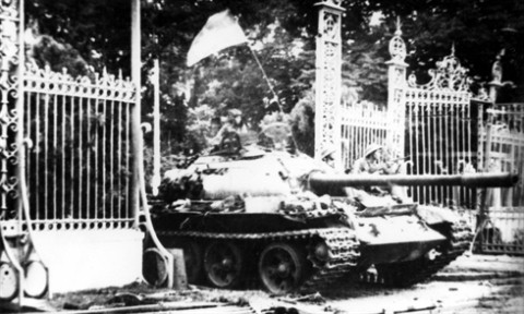Le 30 avril 1975Le 30 avril 1975, les tanks de l’Armée populaire vietnamienne défoncent les grilles d'entrée du Palais de l'Indépendance : moment où l'histoire bascule et où Saïgon devient Hô Chi Minh-Ville. Photo : Archives/VNA.