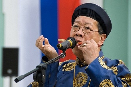 Outre des récitals de cuillères, M. Hai est mondialement connu avec la guimbarde (dàn môi en vietnamien). Photo : CTV/CVN 